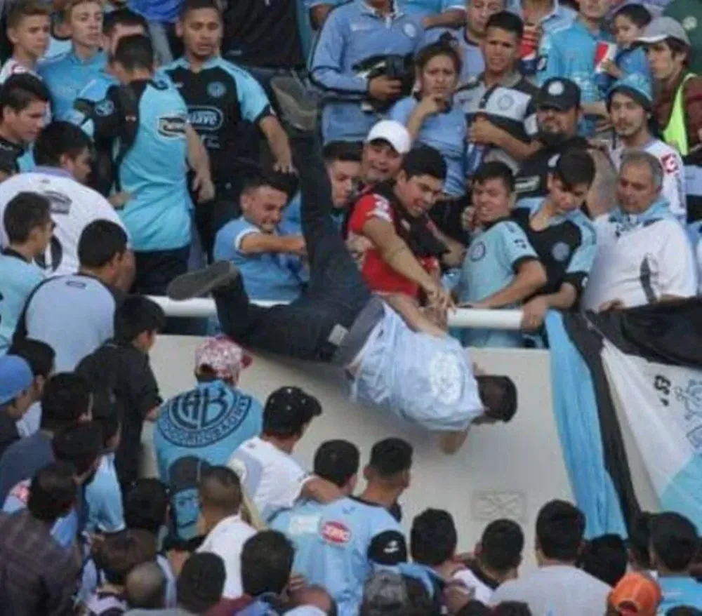 Así tiraron a un hincha de Belgrano de la tribuna