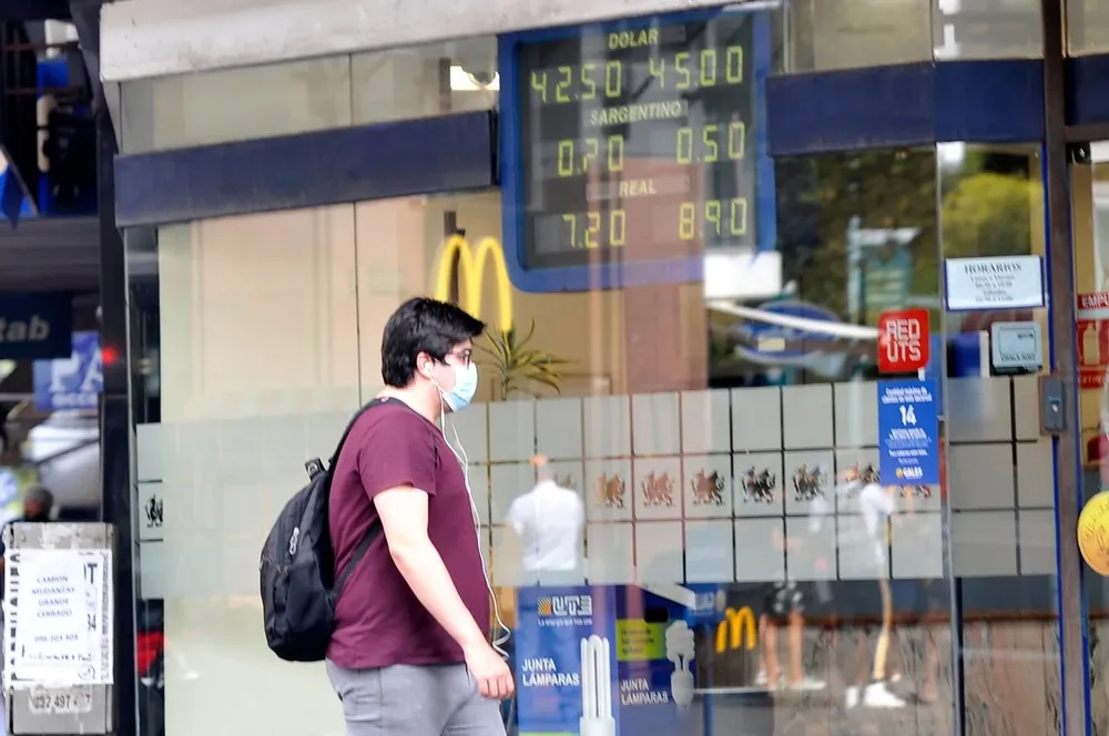 La divisa volvió a subir en el arranque de semana.