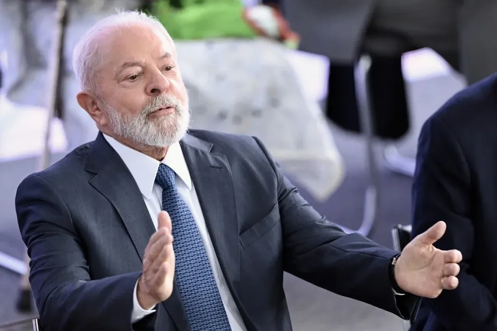 Lula reveló el lunes que comenzó a sentir los dolores en la cabeza del fémur derecho en agosto del año pasado.