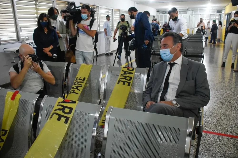 Daniel Salinas en la sala de espera de un vacunatorio