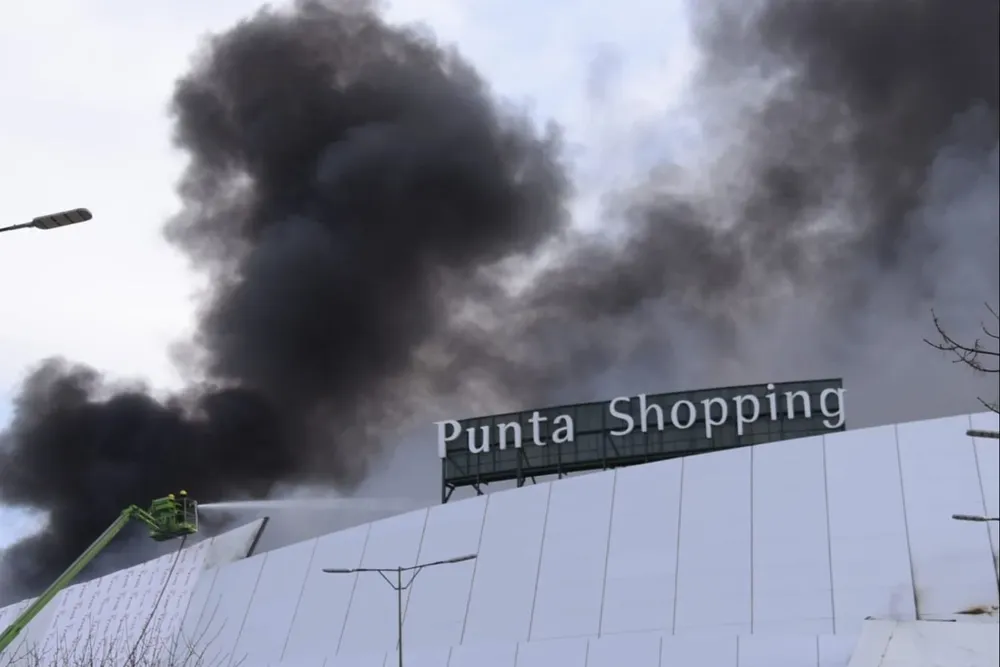 El shopping de Punta del Este sufrió un incendio en la madrugada del sábado que se propagó gravemente el domingo