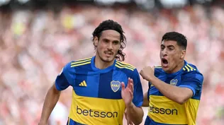 Edinson Cavani celebra su gol de Boca Juniors ante River Plate y atrás viene Miguel Merentiel