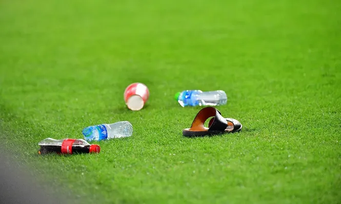 Zandalias y botellas arrojadas al equipo catarí