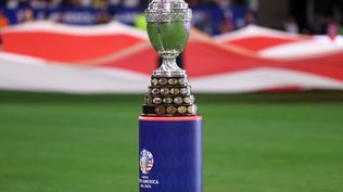 El trofeo de la Copa América, mostrado al público en el partido inaugural entre Argentina y Canadá