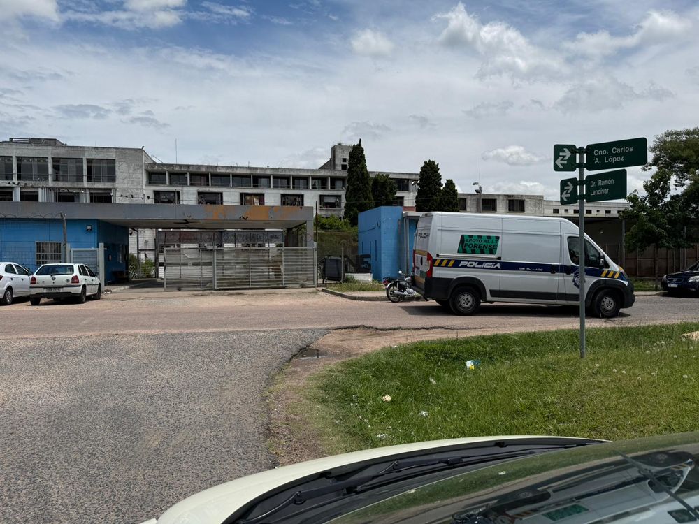 Salida de una camioneta de Policía Científica con el cuerpo de la mujer que se suicidó este jueves