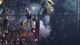 Hinchas de Peñarol colgados del tejido y bengalas, la nota negativa en el Campeón del Siglo