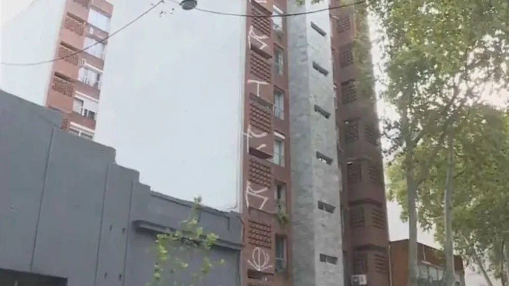 Captura de pantalla de Telemundo con el edificio grafiteado en Rodó y Minas