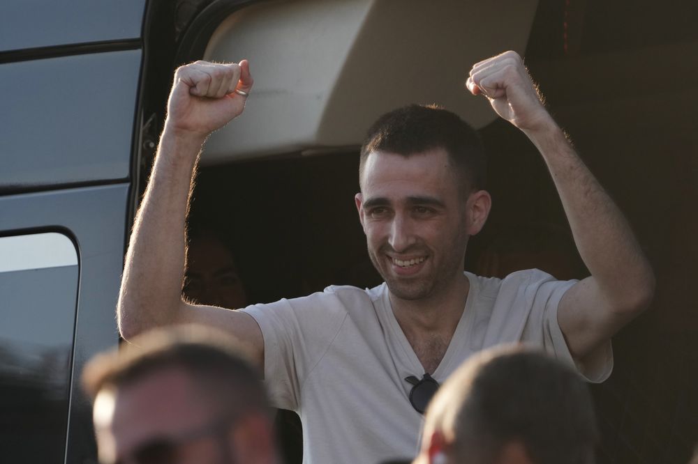 El rehén israelí liberado Avinatan Or al llegar al hospital Beilinson en Petah Tikva, Israel, tras ser liberado.&nbsp;