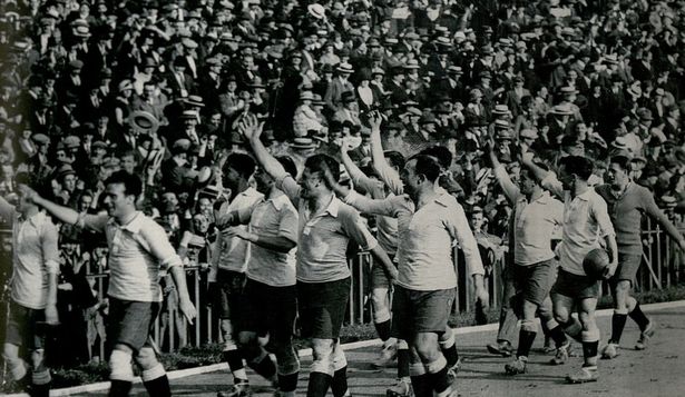 La selección de Uruguay dando la primera vuelta olímpica de la historia en los Juegos Olímpicos de París en 1924