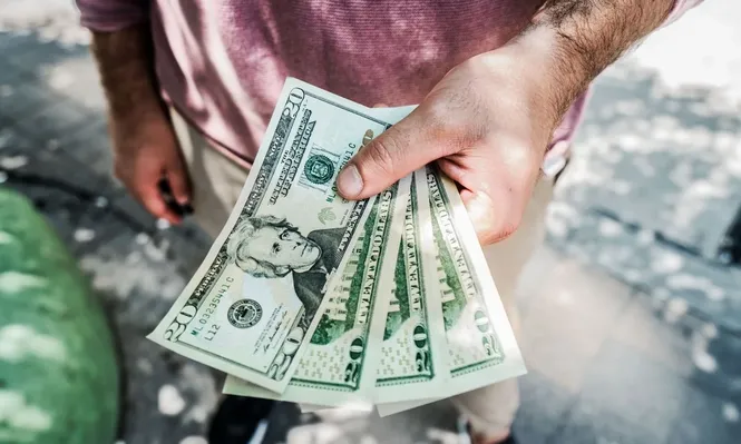 El dólar abrió la jornada de este viernes 9 de setiembre en Argentina con un descenso en el dólar blue