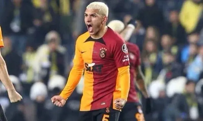 Lucas Torreira festeja uno de los goles