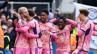 Patrick Bamford celebra su golazo para Leeds United y un compañero se toma la cabeza como sin poder creer lo que hizo