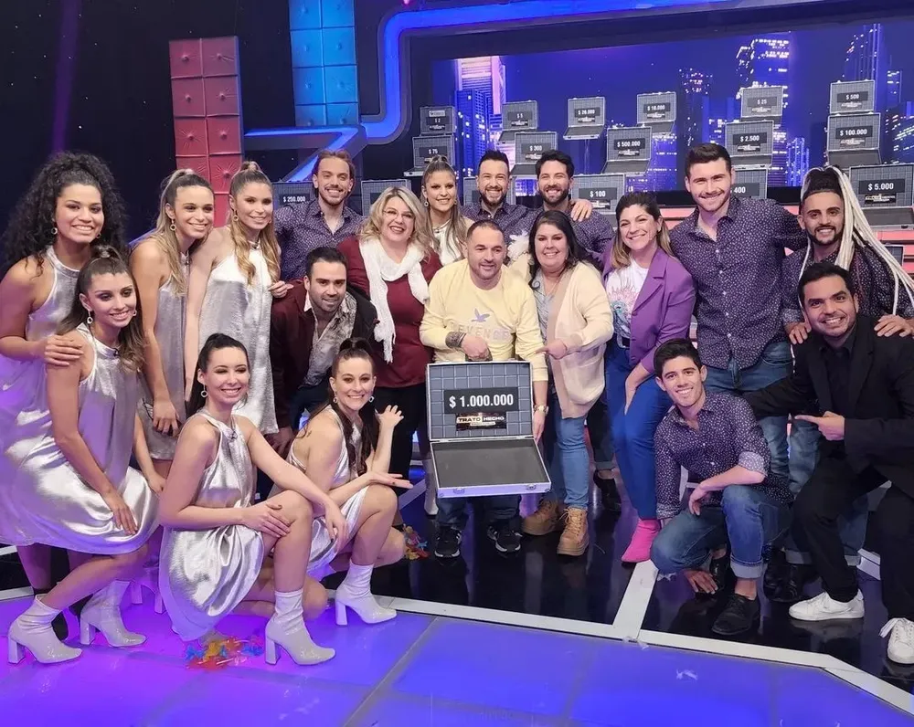 El elenco del programa se sacó una foto con la pareja ganadora
