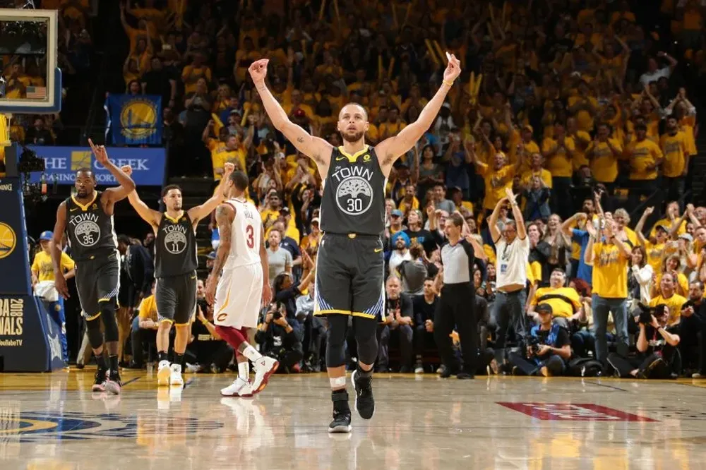 El festejo de Curry tras dejar la serie 2-0