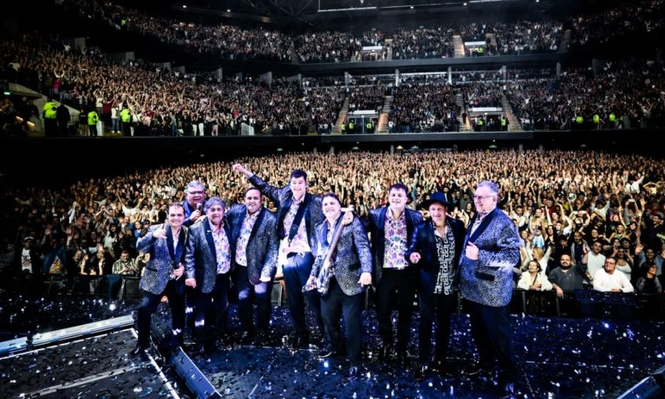 Los Palmeras festejaron 51 años junto a su público en el Movistar Arena