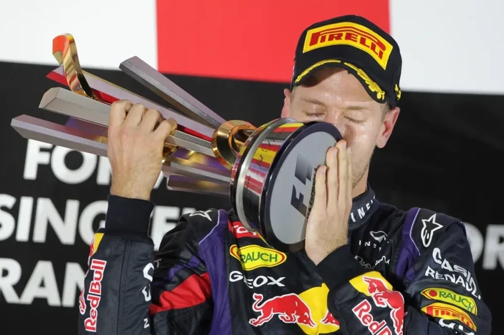 Vettel logró su tercera victoria consecutiva en las calles de Singapur.