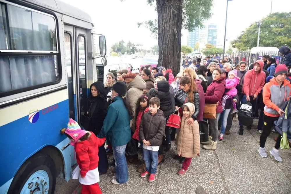 Decenas de usuarios aguardan por una dosis en la unidad móvil de vacunación contra gripe en Tres Cruces.