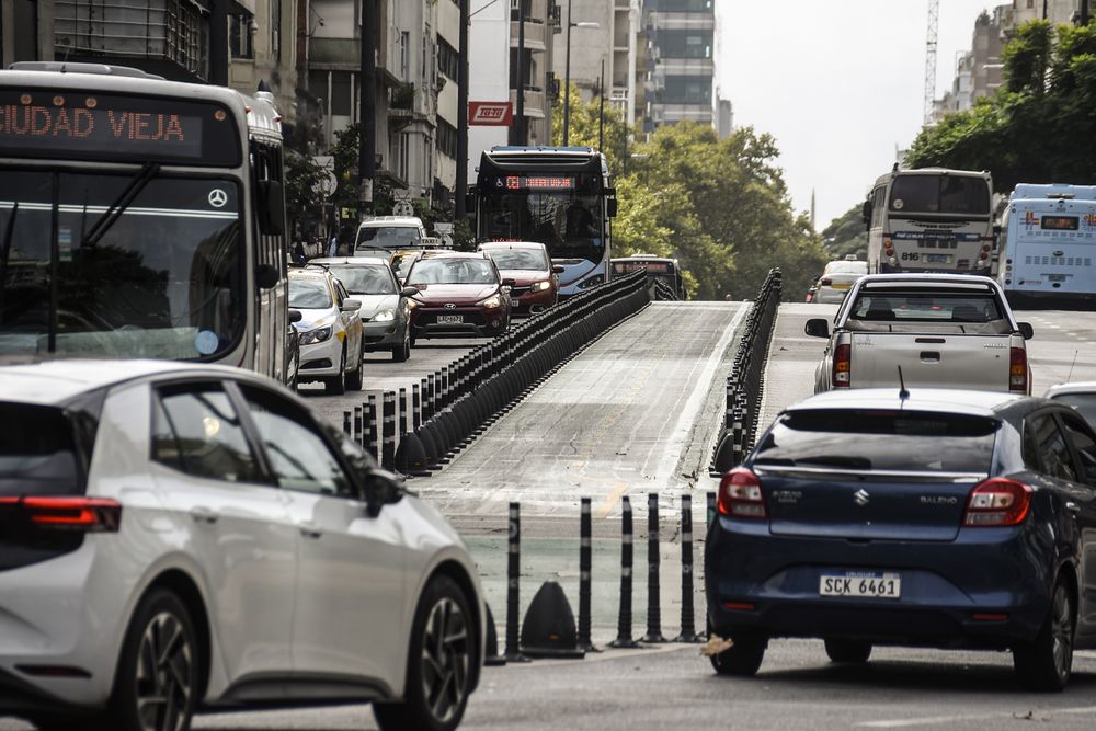 20250408 Vista de la Avenida 18 de julio y la bicisenda vacia, centro, tránsito, autos.