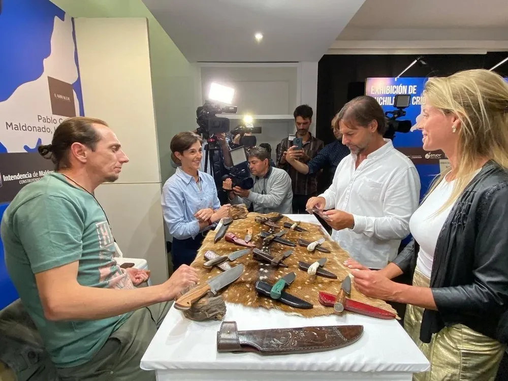 Luis Lacalle Pou y Lorena Ponce de León en la muestra de cuchillería criolla
