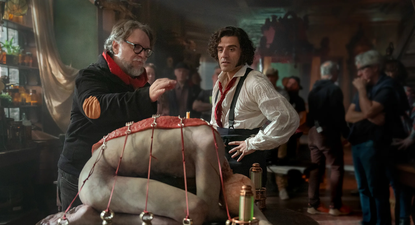 Guillermo del Toro, durante la filmación de una de las escenas de `Frankenstein.´