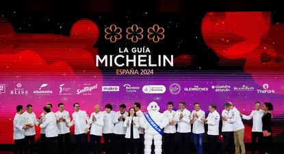Foto de familia de los cocineros que han recibido 3 estrellas Michelín durante la gala de las estrellas Michelin 2024 celebrada este martes en Barcelona.