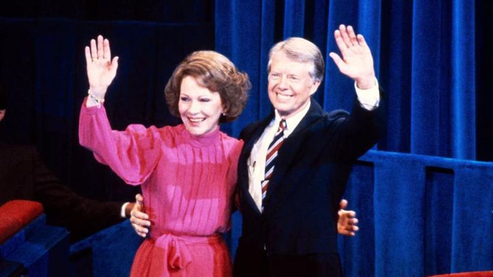 Jimmy Carter y Rosalynn Carter saludan a la multitud durante la Convención Nacional Demócrata en Madison Square en Nueva York el 13 de agosto de 1980.