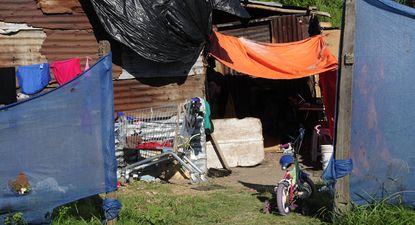 El Observador | 20160123 ARCHIVO Asentamiento Aquiles Lanza. La IMM no renovó el contrato con la ONG que se encargaba de la limpieza, y la basura se acumula en las calles de varios asentamientos. Pobreza / FOTO: L. CARREÑO