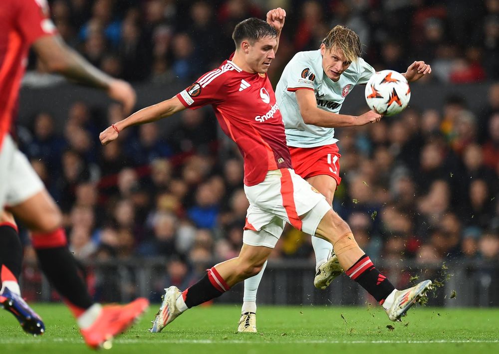 Ugarte en el partido de Manchester United vs Twente