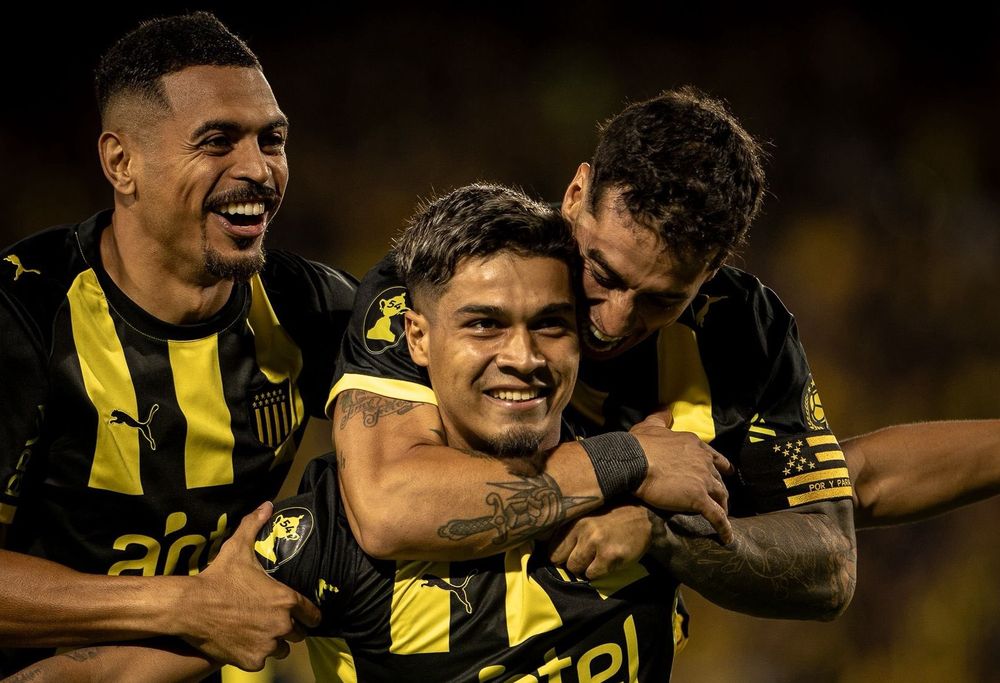 Matías Arezo celebra el primer gol de Peñarol contra Torque