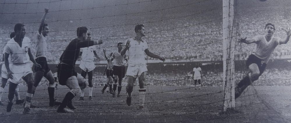 Otra foto histórica de Alfredo Testoni en el partido entre Uruguay y Brasil en Maracaná 1950; se terminó el partido y el Mono Schubert Gambetta va a tomar la pelota con la mano