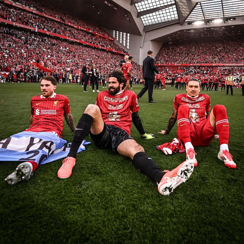 Luego de ganar el título de la Premier League con Liverpool, Darwin Núñez descansa en el césped de Anfield Road junto a sus compañeros y amigos, el argentino Alexis Mac Allister y el brasileño Alisson Becker Luego de ganar el título de la Premier League con Liverpool, Darwin Núñez descansa en el césped de Anfield Road junto a sus compañeros y amigos, el argentino Alexis Mac Allister y el brasileño Alisson Becker