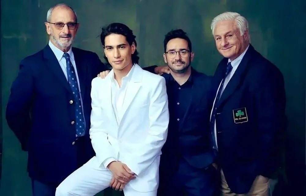 Vogrincic, Canessa y Zerbino junto al director J.A. Bayona