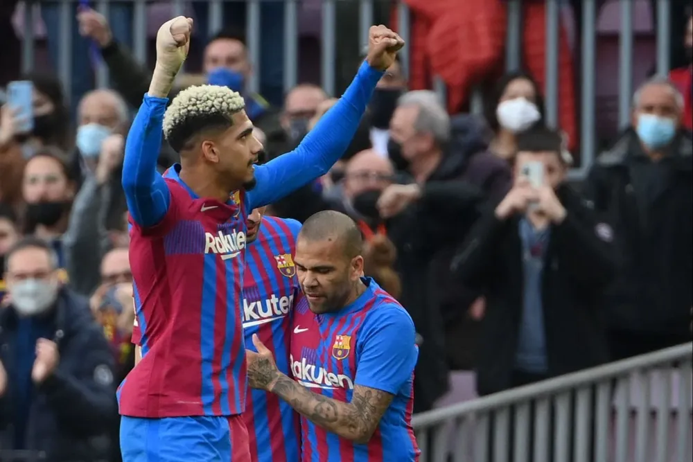 El festejo de Araujo con Dani Alves