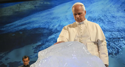 leon xiv bendice un bloque de hielo y pide junto a schwarzenegger por la lucha contra el cambio climatico