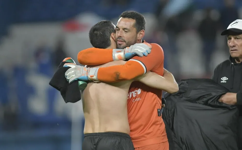 González y Conde fundidos en un abrazo