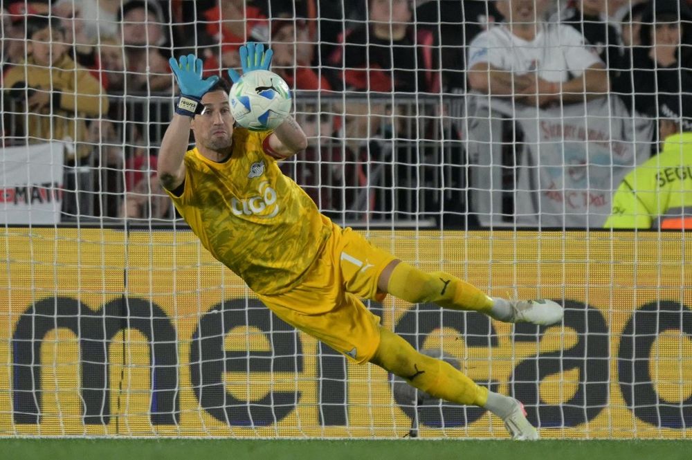 El uruguayo Martín Silva ataja un penal en la serie ante River Plate, que los argentinos le ganaron a Libertad de Paraguay El uruguayo Martín Silva ataja un penal en la serie ante River Plate, que los argentinos le ganaron a Libertad de Paraguay