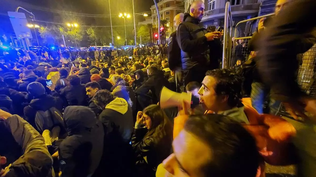 Luis Alvise Pérez se dirige a la multitud sentada frente al Congreso en noviembre de 2023