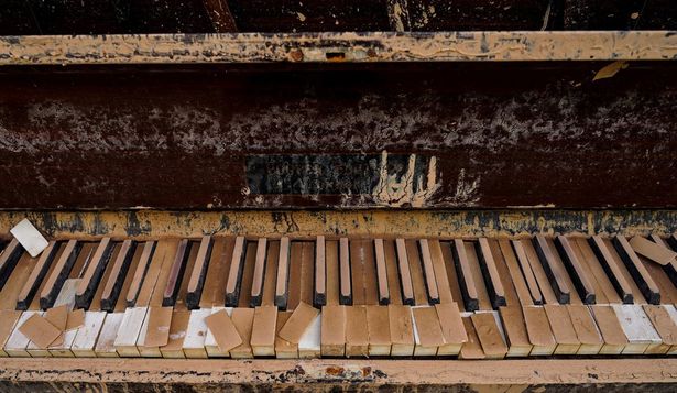 El piano cubierto de barro por la DANA. (EP)