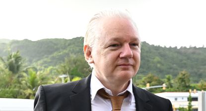 El fundador de WikiLeaks, Julian Assange, llega al Tribunal Federal de Estados Unidos en la Commonwealth de las Islas Marianas del Norte en Saipan, Islas Marianas del Norte, el 26 de junio de 2024, antes de su audiencia judicial