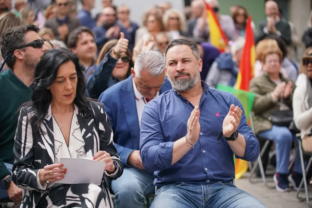 La candidata de VOX a Lehendakari, Amaia Martínez, y el presidente de VOX, Santiago Abascal.