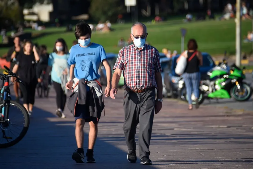 Dos personas circulando por la rambla el último fin de semana.