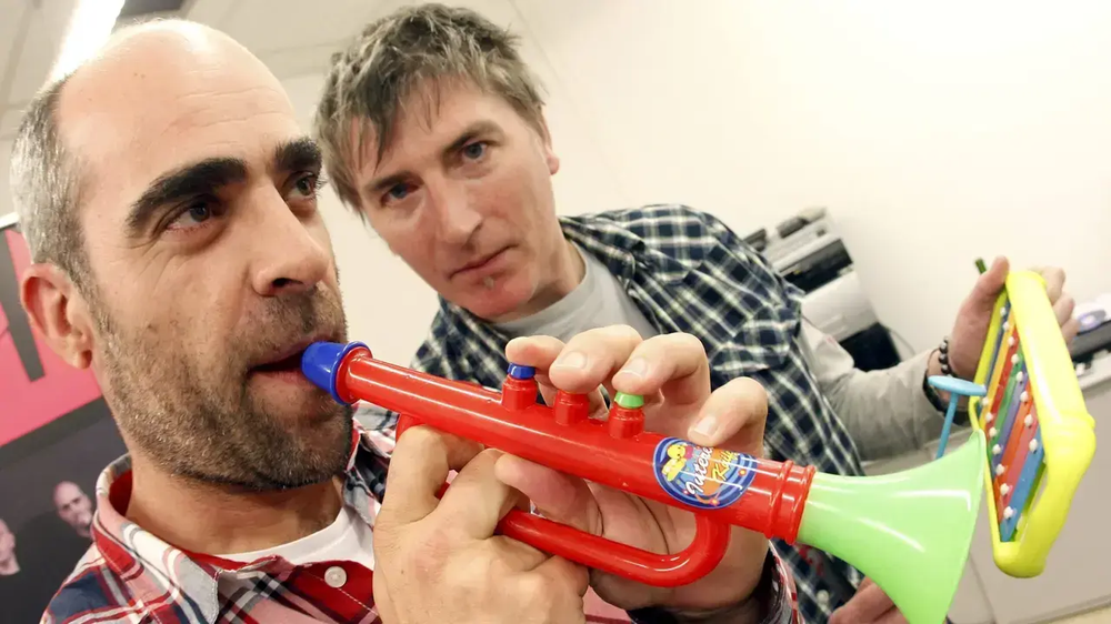 Luis Tosar y Piti Sanz, en el lanzamiento del primer trabajo del grupo de rock Di Elas. EFE