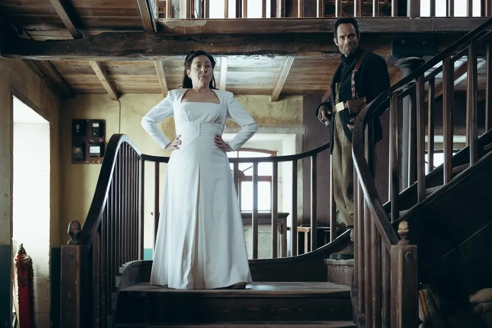 Carmen Machi vestida de novia en un fotograma de Tratamos demasiado bien a las mujeres.