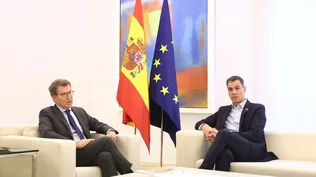 El presidente del Partido Popular, Alberto Núñez Feijóo (i) y el presidente del Gobierno, Pedro Sánchez (d), durante una reunión en La Moncloa, a 10 de octubre de 2022,