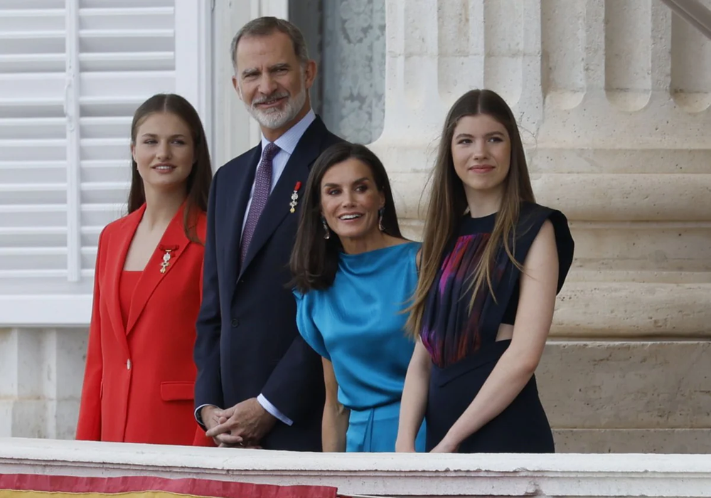 El elegante conjunto de seda azul de la reina Letizia