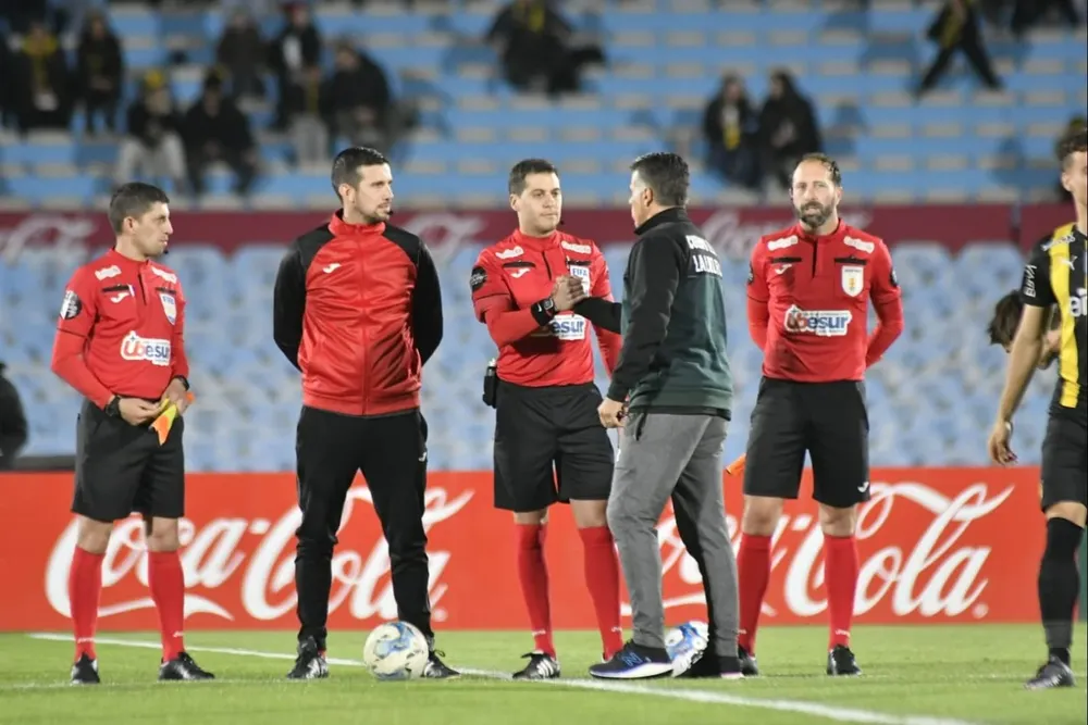 Julio Fuentes saludando a Gustavo Tejera