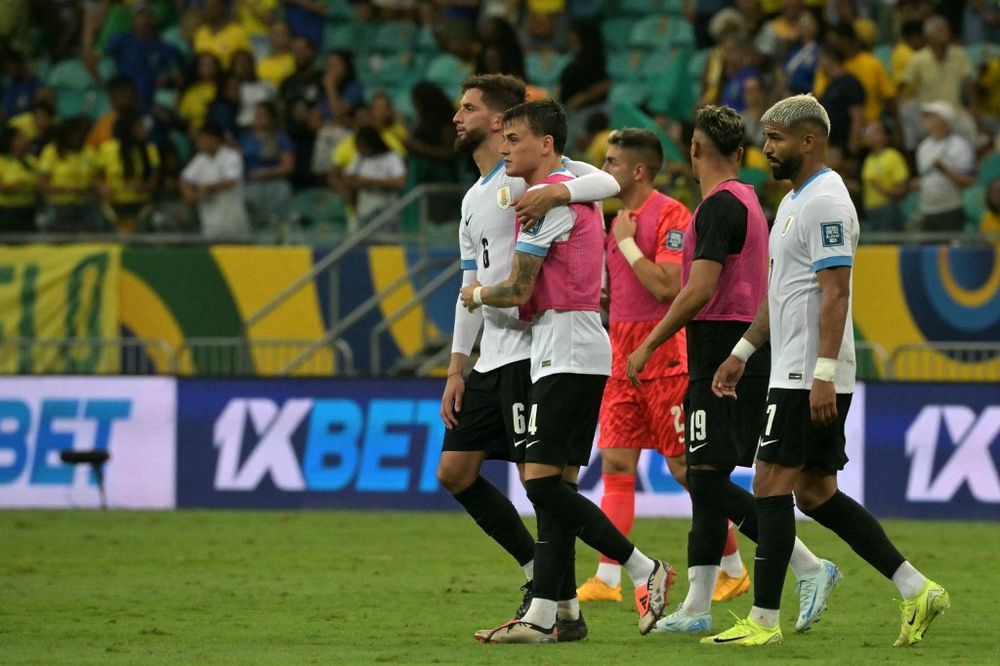 Rodrigo Aguirre junto a Nicolás Fonseca y Rodrigo Bentancur