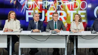 El coordinador general del PP, Elías Bendodo (2i); el presidente del Partido Popular, Alberto Núñez Feijóo (2d), y la secretaria general del Partido Popular, Cuca Gamarra (1d), durante la reunión del Comité Ejecutivo Nacional del Partido Popular.