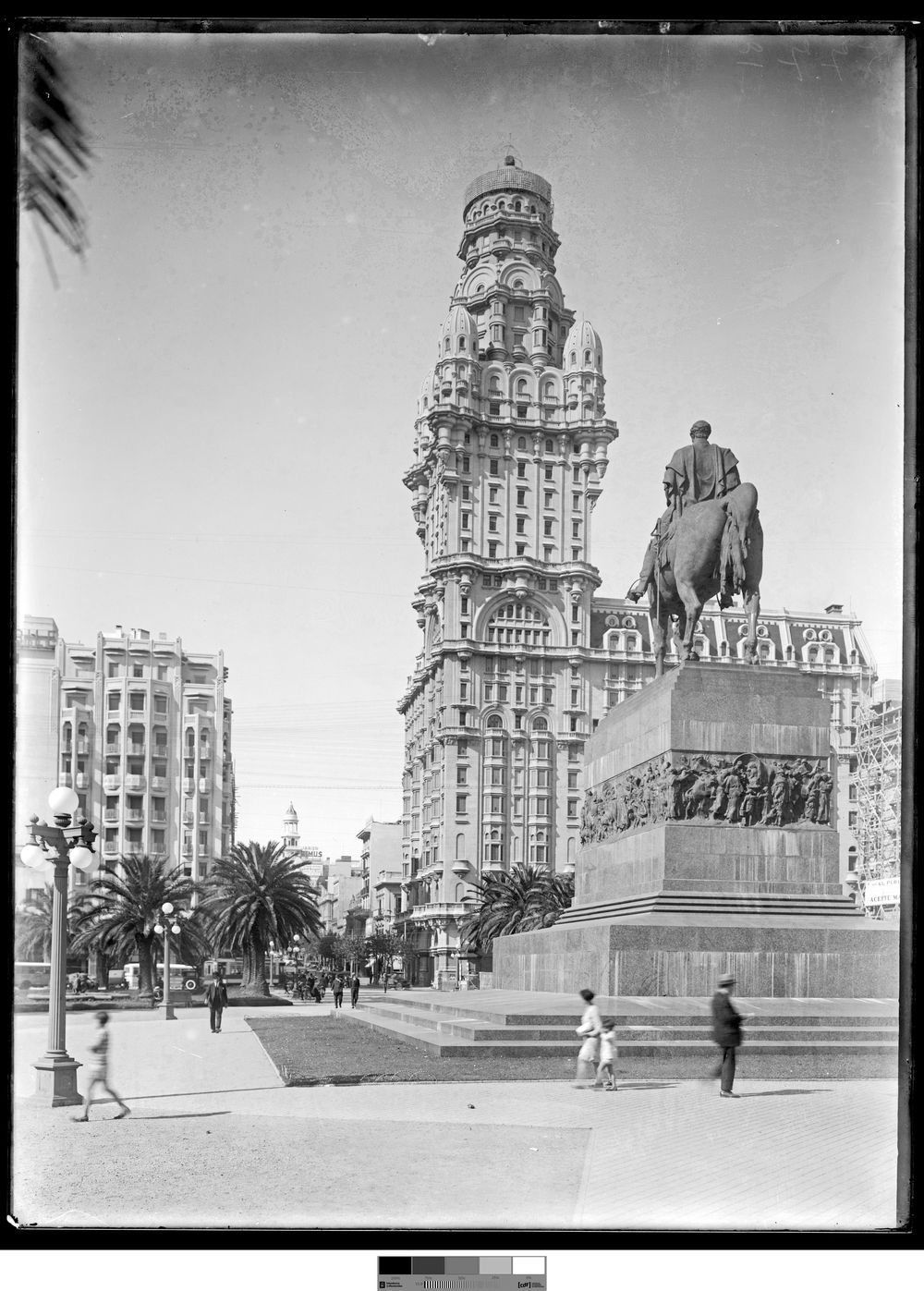 La Plaza Independencia con el Palacio Salvo detrás en 1929