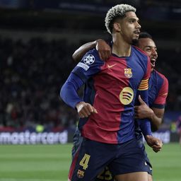 Ronald Araujo y Koundé en el festejo de Barcelona ante Atalanta